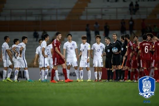 축구대표팀이 지난 6일 시리아와 월드컵 최종예선 2차전 원정을 무승부로 마친 뒤 허탈해하고 있다. 대한축구협회 제공