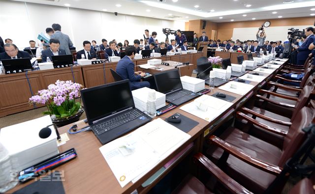 2016국정감사 첫날인 26일 오전 정부세종청사 국회 농해수위 국정감사장에서 김재수 농림축산식품부 장관 해임건의안 처리에 반발한 여당 의원들이 국감 일정 전면 보이콧을 강행, 국감이 시작됐으나 여당 의원들의 자리가 전부 비어 있다.