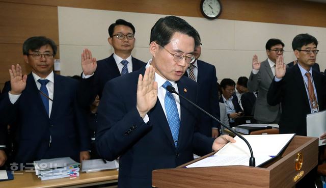 2016국정감사 첫날인 26일 오전 정부세종청사 국회 농해수위 국정감사장에서 김재수 장관이 선서를 하고 있다.