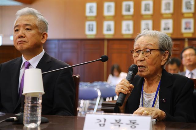 일본군 위안부 피해자인 김복동 할머니(오른쪽)가 26일 오후 서울 도렴동 외교부 청사에서 열린 2016 외교부 국정감사에 참고인으로 출석해 한일 합의 반대 입장을 말하고 있다. 연합뉴스