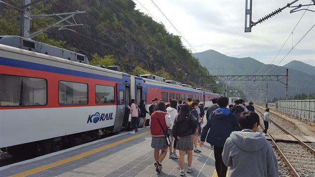 학생들이 단양역에서 내리고 있다. 학생들은 이날 하루 단양에서 현장학습을 한 뒤 다시 종단열차를 이용, 영동으로 돌아갔다.