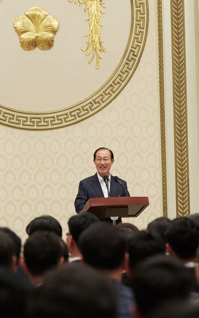 이원종 청와대 대통령비서실장이 26일 청와대 직원 400여명이 참석한 조회에서 "국정 철학과 목표를 공유하고 끝까지 최선을 다하자"고 격려하고 있다. 연합뉴스