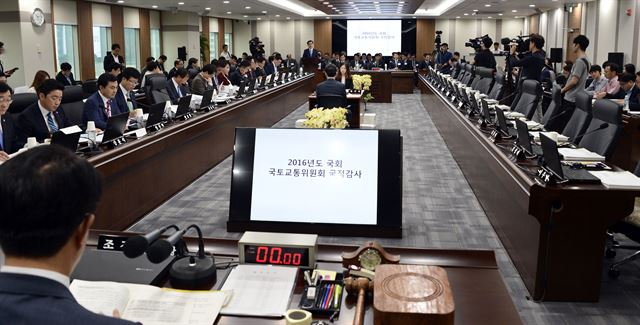 인천국제공항공사, 한국공항공사, 항공안전기술원에 대한 국회 국토교통위원회의 국정감사가 새누리당 의원들이 불참한 가운데 27일 인천공항공사에서 열리고 있다. 뉴시스