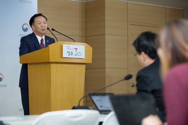 김동극 인사혁신처장이 27일 정부서울청사 합동브리핑룸에서 공무원 재해보상법 제정 계획을 설명하고 있다. 인사혁신처 제공