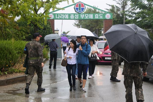 제1야전군사령부 예하 춘천 102보충대의 마지막 입영행사가 열린 27일 입영장정이 보충대 내 행사장으로 향하고 있다.