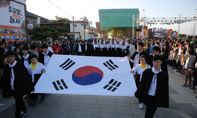 2016 군산시간여행축제 개막식에서는 근대복장을 입은 시민과 관광객이 함께 해망굴에서 축제장까지 태극기를 흔들며 과거 만세운동을 재현한 3 ㆍ 5만세 퍼레이드를 진행한다.