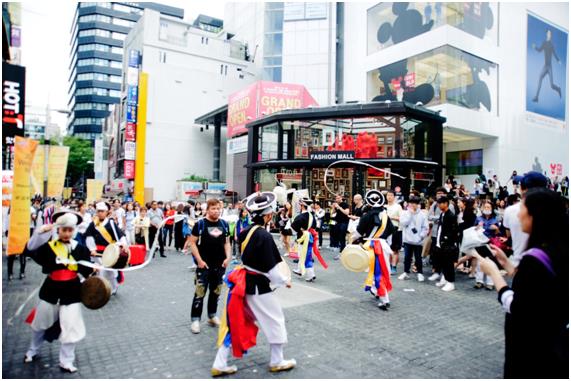 관광객과 시민들이 지난해 10월 진행된 관광객 환대주간에 서울 중구 명동거리에서 풍물놀이를 구경하고 있다. 서울시 제공