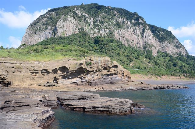 산방산과 용머리해안.