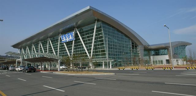 경북 포항 남구 동해면 도구리 포항공항 전경. 포항시는 포항공항 활성화를 위해 지역항공사 설립을 본격 추진한다. 포항시제공.