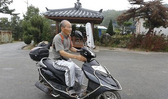 /도호근 강원 횡성군 정암2리 이장이 오토바이를 타고 마을 구석구석을 살펴보고 있다. 연합뉴스