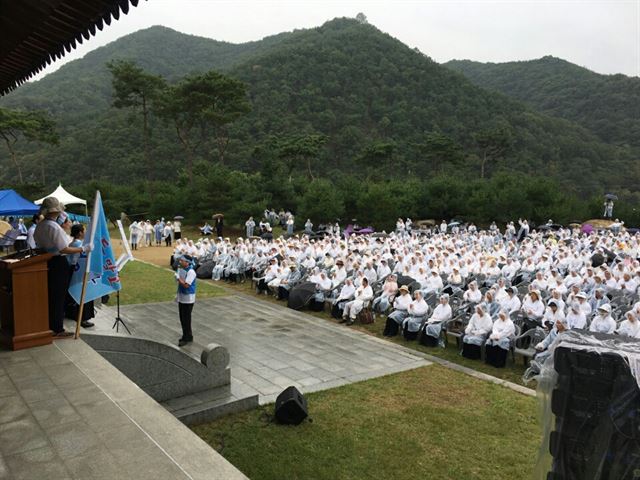 원불교 신자 1,000여 명이 28일 경북 성주군 초전면 원불교 성지에 모여 사드 배치 철회를 촉구하는 총회를 열고 있다. 원불교 성지수호 비대위 제공