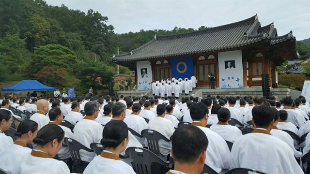 원불교 신자 1,000여 명이 28일 경북 성주군 초전면 내 원불교 성지에 모여 사드 배치 철회를 촉구하는 총회를 열고 있다. 원불교 성지수호 비대위 제공