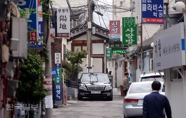 김영란법이 본격 시행에 들어간 28일 서울 종로구 한정식 식당가가 한산한 모습을 보이고 있다 .배우한 기자 bwh3140@hankookilbo.com