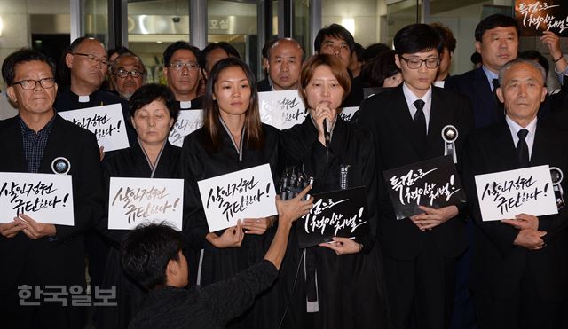 고(故) 백남기씨에 대한 부검영장이 발부된 28일 오후 고인의 빈소가 마련된 서울 종로구 서울대병원 장례식장에서 열린 유가족 및 투쟁본부 기자회견에서 첫째 딸 도라지(오른쪽에서 세 번째)씨가 부검을 반대한다는 입장을 밝히고 있다. 배우한 기자 bwh3140@hankookilbo.com