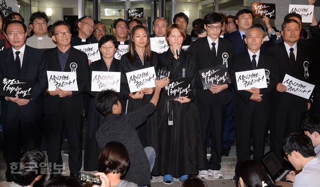 고(故) 백남기씨에 대한 부검영장이 발부된 28일 오후 고인의 빈소가 마련된 서울 종로구 서울대병원 장례식장에서 열린 유가족 및 투쟁본부 기자회견에서 첫째 딸 도라지(오른쪽에서 4 번째)씨가 부검을 반대한다는 입장을 밝히고 있다. 배우한기자 bwh3140@hankookilbo.com