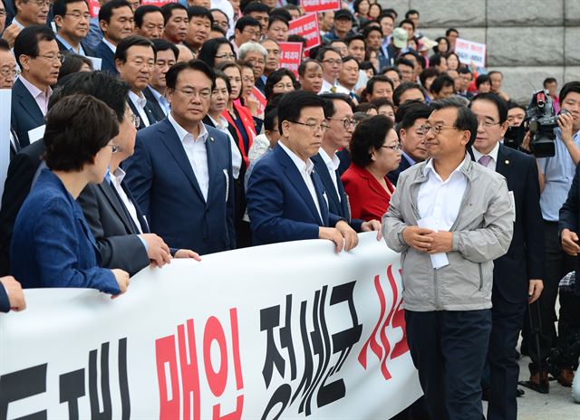 이정현 새누리당 대표가 28일 국회 본청 계단에서 열린 '정세균 국회의장 사퇴 관철을 위한 당원 규탄 결의대회'에 참석해 착잡한 표정으로 동료 의원들을 둘러보고 있다. 오대근기자