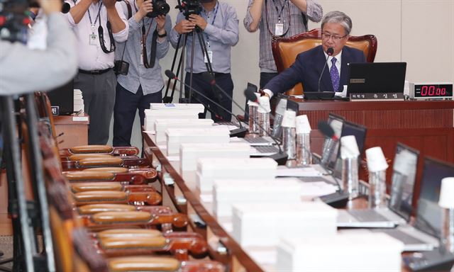 유성엽(오른쪽) 국회 교육문화체육관광위원회 위원장이 28일 국회 본청 교문위 회의실에서 열린 교육부 국정감사의 시작을 알리고 있다. 새누리당 의원들은 정세균 국회의장의 사퇴를 촉구하며 이날도 국감장에 출석하지 않았다. 연합뉴스