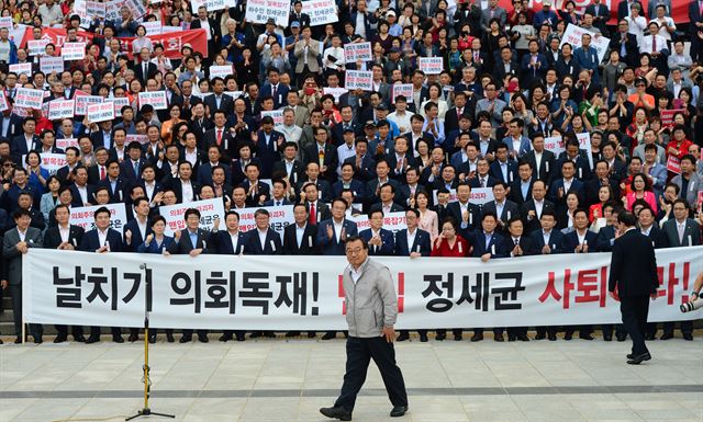 28일 국회 본청 앞 계단에서 열린 새누리당의 ‘정세균 사퇴 관철을 위한 규탄 결의대회'에서 3일째 단식농성 중인 이정현 대표가 발언대로 나가고 있다. 오대근 기자 inliner@hankookilbo.com