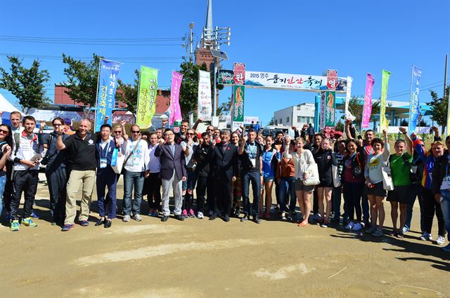 지난해 풍기인삼축제장을 찾은 외국인 관광객들이 즐거운 시간을 보내고 있다. 영주시 제공