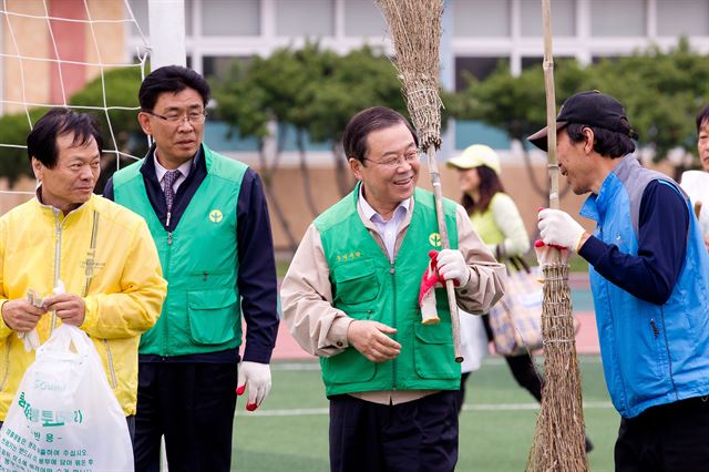 남유진 구미시장이 구미시 인동동 새마을 대청소를 함께 하고 있다. 구미시 제공/그림 2구미시민한마음체육대회에서 시민들이 행사장 입장을 하고 있다. 구미시 제공