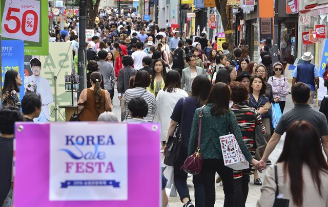 쇼핑관광축제 '코리아 세일 페스타' 첫날인 29일 오후 서울 명동거리가 관광객들로 북적이고 있다.일명 '코리아 블랙프라이데이'로 일컬어지는 코리아 세일 페스타에는 백화점과 대형마트, 전통시장, 온라인 쇼핑몰 등 168개 업체 4만8000여개 매장이 참여한다. 뉴스1