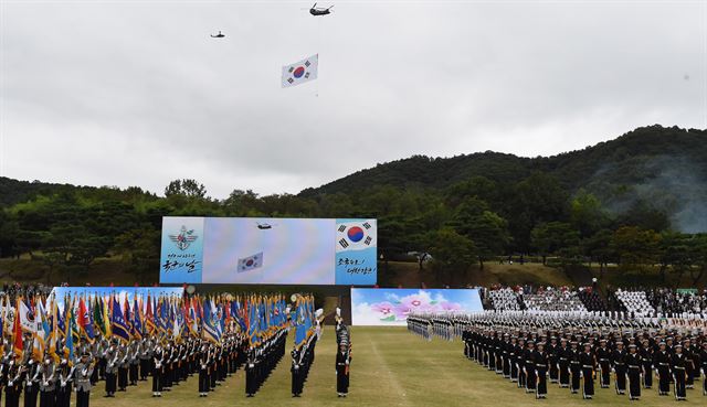 제68주년 '국군의 날을 이틀 앞둔 29일 오전 충남 계룡대 대연병장에서 국군의 날 최종 리허설을 갖고 장병들이 도열해 있다. 뉴시스