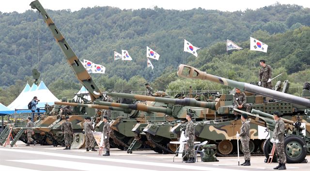 육군의 무기와 문화를 체험해볼 수 있는 지상군페스티벌과 계룡시의 군문화축제가 2일부터 시작된다. 29일 축제를 앞두고 계룡대 비상활주로에 육군의 무기들이 전시돼 있다. 연합뉴스