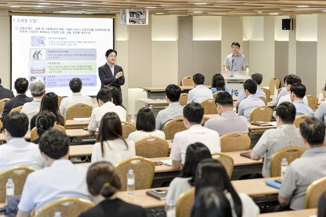 지난 7월 수출입은행 본점에서 개최된 '신산업지원 확대를 위한 행내 세미나'에서 김영수 기업금융본부장(부행장)이 기업금융본부 및 수은 해외경제연구소 직원들에게 신성장산업으로의 기업 사업구조 개편에 있어 수은의 역할 강화 방안을 설명하고 있다. 수출입은행 제공