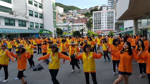 한국소아암부모회가 지난해 부산에서 연 국토순례 캠페인에서 참가자들이 도보 행진에 들어가기 전 몸풀기 체조를 하고 있다. 한국소아암부모회 제공