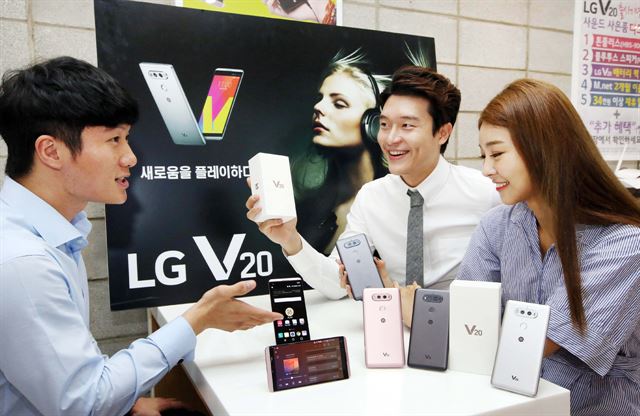 LG전자는 29일 국내 이동통신 3사를 통해 하반기 전략 스마트폰 'LG V20' 판매를 시작했다. LG전자 제공