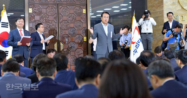 29일 오후 정진석 새누리당 원내대표가 서울 여의도 국회 본회의장 앞 로텐더홀에서 열린 의원총회에서 발언하고 있다. 새누리당은 이날도 국감을 보이콧했다.서재훈기자 spring@hankookilbo.com