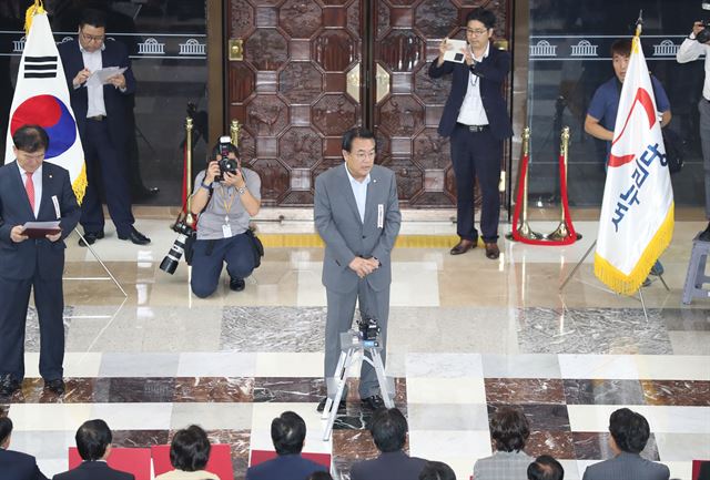 정진석(가운데) 새누리당 원내대표와 조원진 비대위원장이 29일 오후 국회 본회의장 앞 로텐더홀에서 의원총회를 열고 정세균 국회의장 사퇴를 촉구하고 있다. 연합뉴스