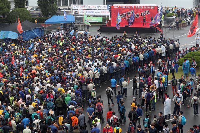 30일 오전 울산 북구 현대자동차 울산공장 본관 앞에서 파업에 들어간 노조가 집회를 열고 있다. 울산=연합뉴스