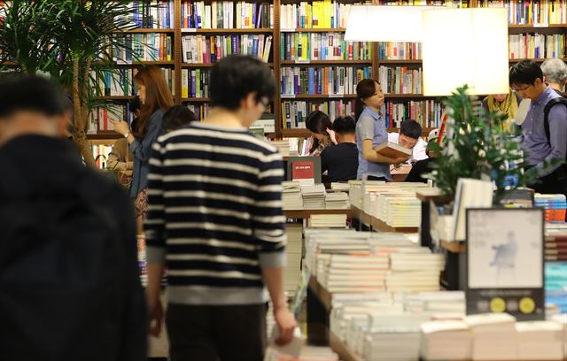 지난 29일 서울 광화문 교보문고를 찾은 대학생이 책을 둘러보고 있다. 연합뉴스