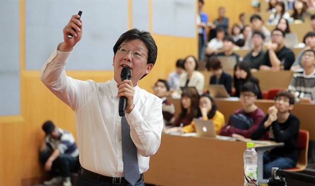 여권이 잠룡인 유승민 새누리당 의원이 30일 서울대에서 '경제성장과 경제정의'를 주제로 특강하고 있다. 연합뉴스