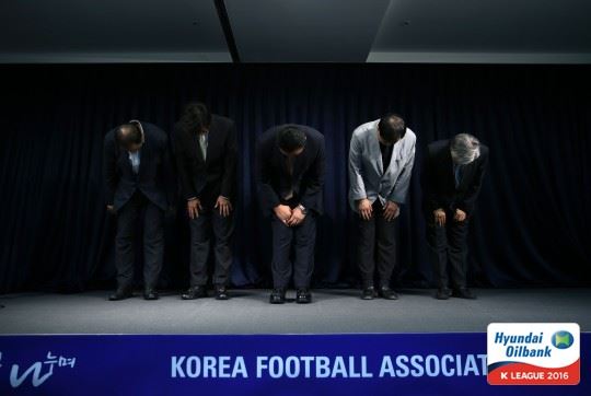 허정무(가운데) 프로축구연맹 부총재를 비롯한 관계자들이 30일 전북 현대의 심판 매수 사건에 대해 사과하고 있다. 하지만 연맹은 이날 열린 상벌위에서 솜방망이 징계를 내려 거센 비판을 받고 있다. 프로축구연맹 제공