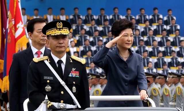 박근혜 대통령이 1일 계룡대에서 열린 국군의 날 행사에서 열병하며 거수경례를 하고 있다.연합뉴스