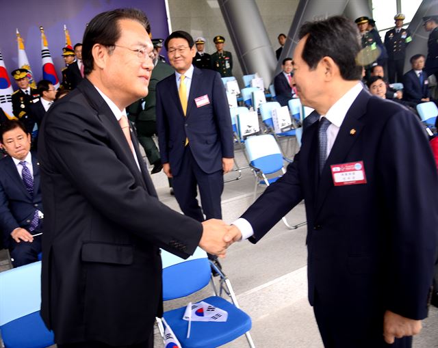 정세균(오른쪽) 국회의장과 정진석 새누리당 원내대표가 1일 충남 계룡대에서 열린 제68주년 국군의날 기념식에서 어색하게 악수하고 있다. 연합뉴스