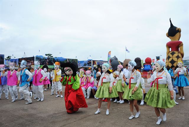 안동국제탈춤축제 '심쿵유발단' 단원들이 3일 탈춤공연장을 돌며 축제 분위기를 띄우고 있다. 심쿵유발단은 지역 청년 춤꾼 50여 명으로 구성된 놀이단으로, 5분 대기조, 마임형 공연, 포토존 활동, 연예인 가면 착용 등 다양한 이벤트로 관람객들을 매료시키고 있다. 안동시 제공