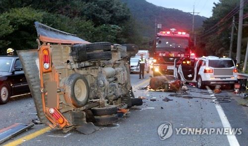 빗길에 미끄러져 마주 오던 승용차를 들이받아 7명의 사상자를 낸 화물차가 도로에 널브러져 있다. 연합뉴스