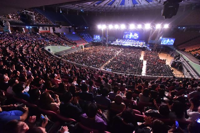 2일 잠실 실내체육관에서 열린 플라시도 도밍고 내한공연. 3층까지 꽉 채운 7,000여 관객은 세 차례 기립박수를 보내며 화답했다. 코리아아트컴퍼니 제공