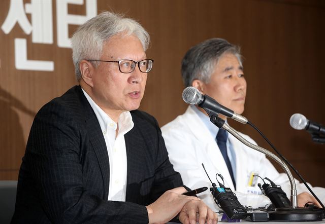 3일 오후 서울대학교병원 의학연구혁신센터에서 열린 고 백남기 씨의 사망진단서 논란에 대한 서울대병원-서울대 의대 합동 특별조사위원회 기자회견에서 이윤성 서울대 의대 법의학교실 교수가 논의 결과를 설명하고 있다. 연합뉴스