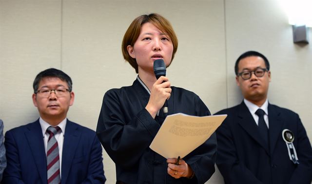 故 백남기 농민의 딸 백도라지 씨가 3일 오후 서울 종로구 연견동 서울대학교병원 장례식장에서 서울대학교병원-서울대학교 의과대학 합동 특별조사위원회의 사망 진단서에 대해 반박하는 유가족 입장을 발표하고 있다. 뉴시스