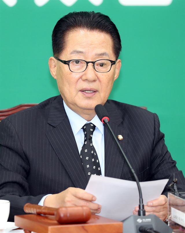 박지원 국민의당 비상대책위원장 겸 원내대표가 4일 오전 국회에서 열린 원내대책회의에서 발언하고 있다. 연합뉴스