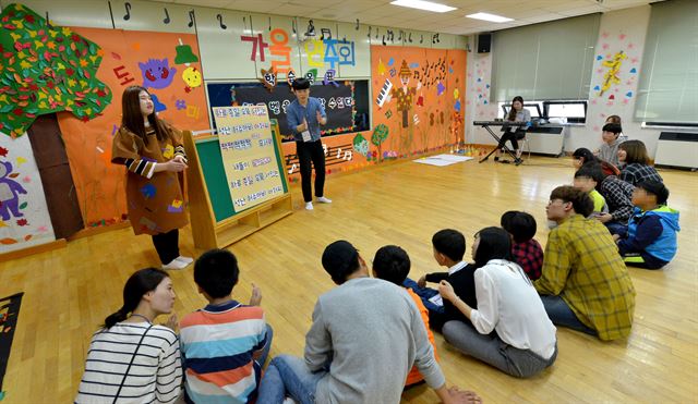 백석대 ‘빨주노초파남보 무지개마을’ 행사에 참여한 장애아동들이 핸드벨 수업을 듣고 있다. 백석대 제공