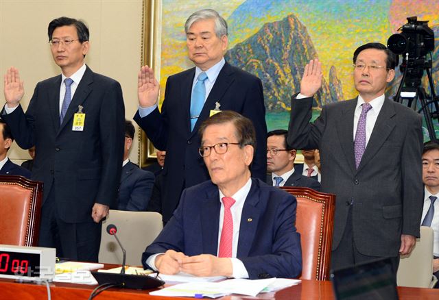 [저작권 한국일보] 한진해운 사태와 관련 조양호 한진그룹 회장(가운데)이 4일 오후 국회 정무위원회 국정감사장에 증인으로 출석하고 있다. 앉아있는 사람은 이동걸 KDB산업은행 회장. 오대근기자 inliner@hankookilbo.com