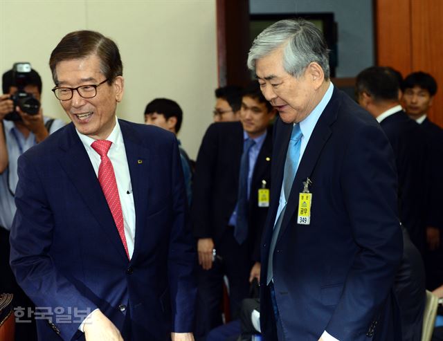 [저작권 한국일보] 4일 국회에서 열린 정무위원회 국정감사에서 조양호 한진그룹 회장이 증인출석해 이동걸 산업은행장과 인사하고 있다.오대근기자 inliner@hankookilbo.com