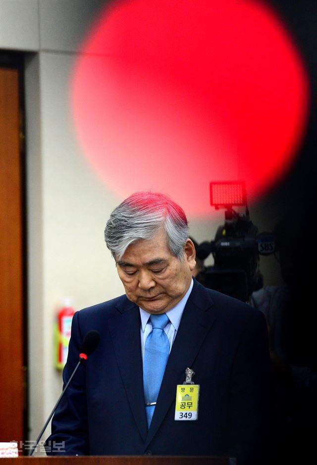 [저작권 한국일보] 4일 국회에서 열린 정무위원회 국정감사에서 조양호 한진그룹 회장이 증인으로 출석해 의원들의 질문에 답변하고 있다.오대근기자 inliner@hankookilbo.com