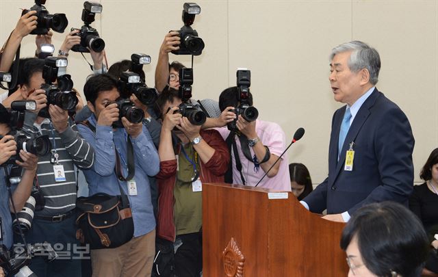 [저작권 한국일보] 4일 국회에서 열린 정무위원회 국정감사에서 조양호 한진그룹 회장이 증인출석해 의원들의 질문에 답변하고 있다.오대근기자 inliner@hankookilbo.com