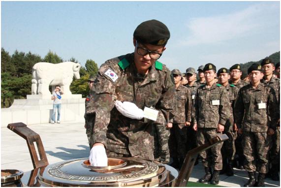 면제가 가능한데도 불구하고 자진 입대해 모범적으로 군생활을 하는 병사 100여명이 4일 병무청 주최 격려행사의 일환으로 국립대전현충원을 찾아 참배하고 있다. 병무청제공